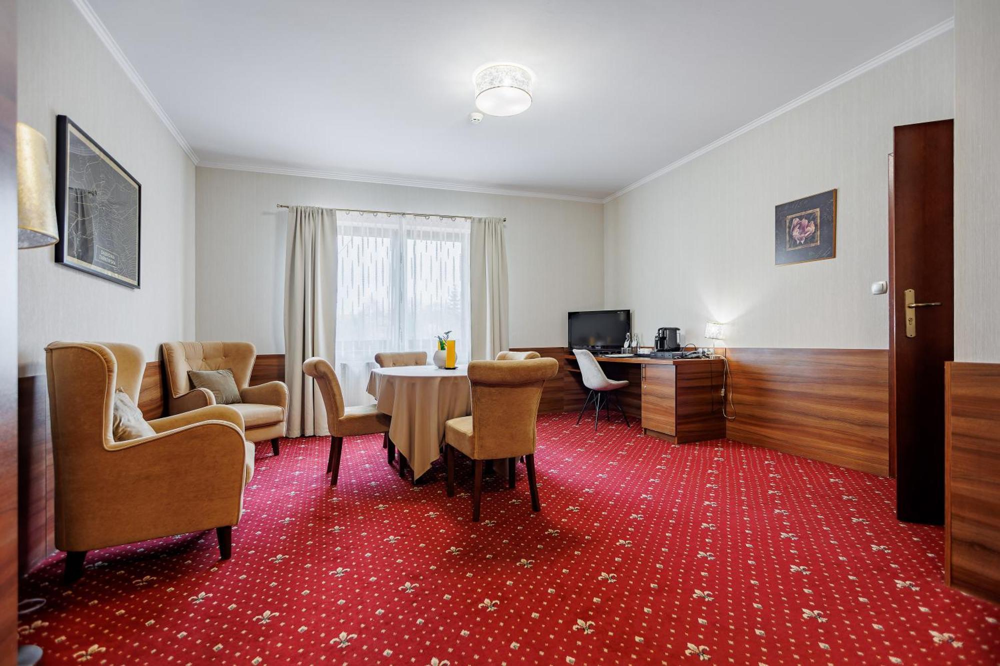 Hotel Cristal Park Dąbrowa Tarnowska Exteriör bild