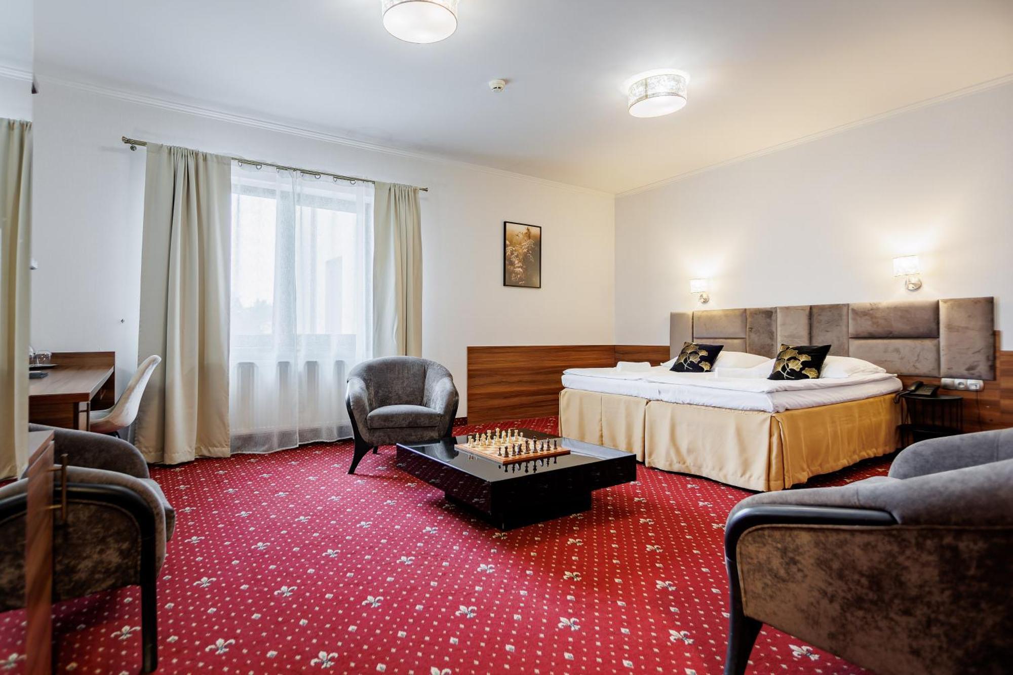 Hotel Cristal Park Dąbrowa Tarnowska Exteriör bild