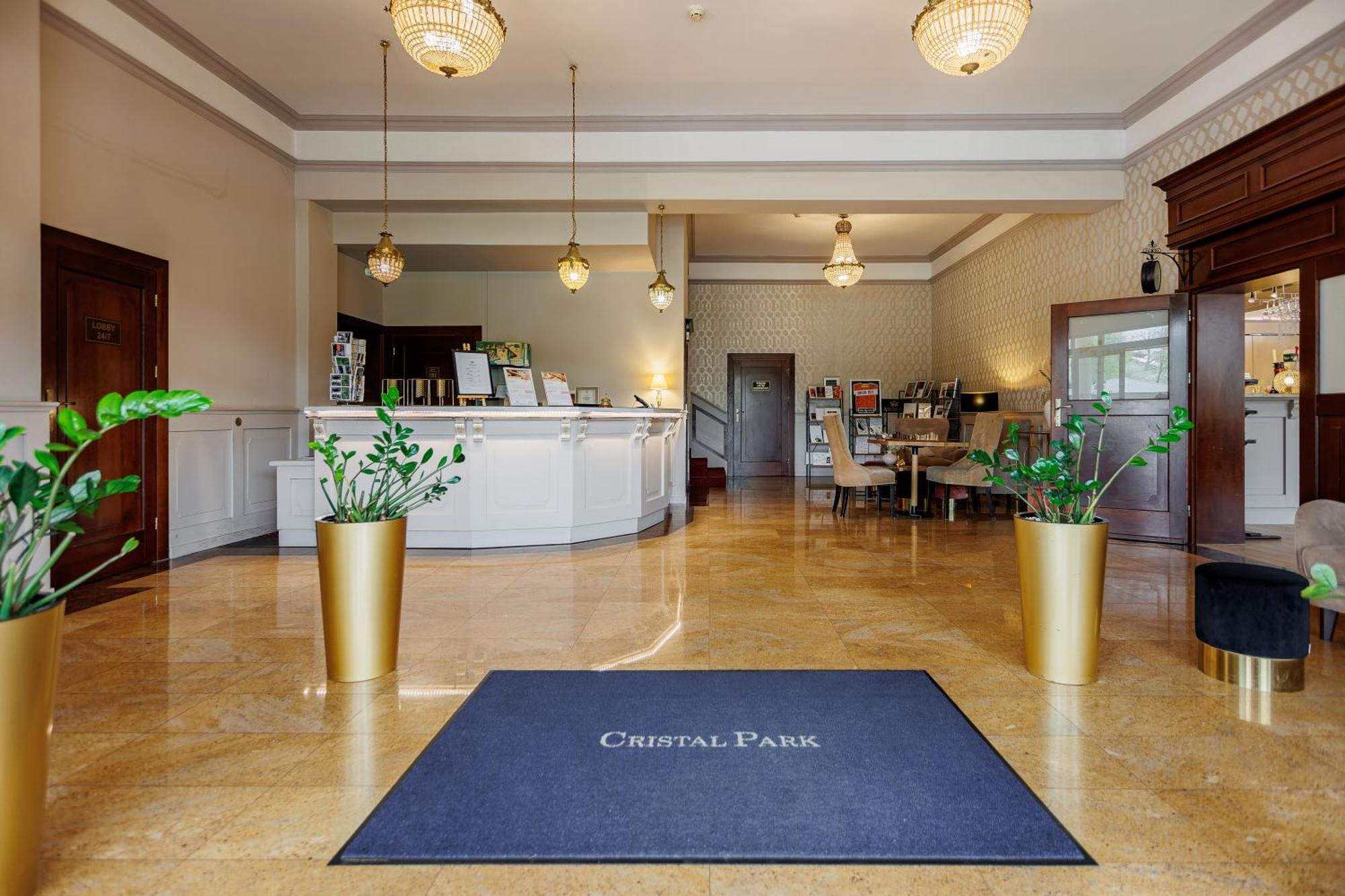 Hotel Cristal Park Dąbrowa Tarnowska Exteriör bild